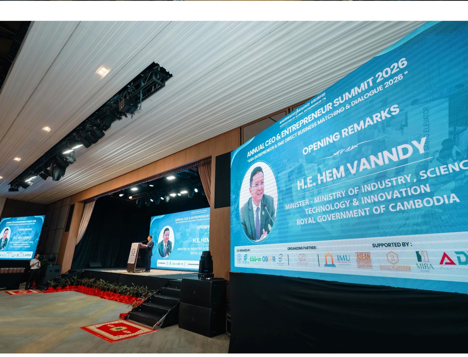 High-level institutional stage